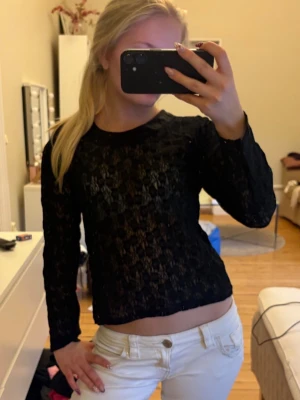 Svart spetströja - Snygg svart blus i spets med lång ärm och rund hals. Transparent material som ger en trendig look, perfekt att styla med olika underdelar🙌🏼❣️