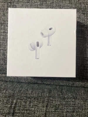 AirPods Pro 2 - Helt oöppnade AirPods Pro 2, säljer pga att jag inte har öppnat dem än och har haft dem typ 2 veckor så jag har inte användning av dem