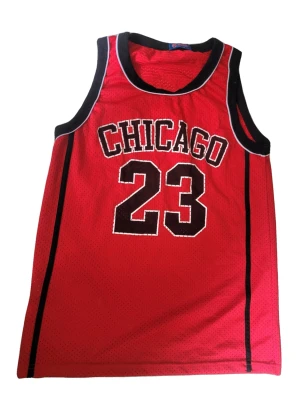 Chicago 23 tränings linne - BSK Chicago 23 linne! Storlek M, aldrig använt bara tvättat. Mesh material för bra ventilation och perfekt för sommaren. Den är luftig, mjuk, trycket är perfekt och priset kan diskuteras 🫶🏻 