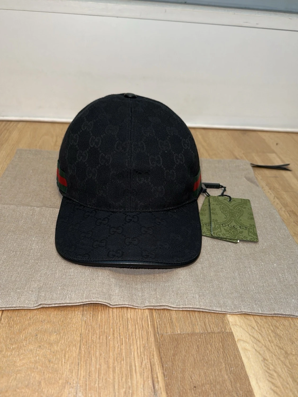 Svart keps från Gucci med GG-mönster