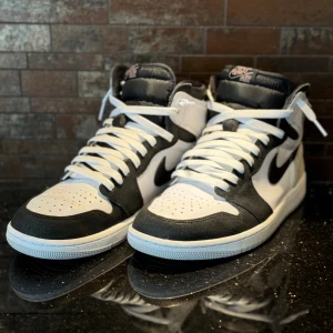 Nike Air Jordan 1 high Stage Haze  - Limiterade sneakers (äkta), sparsamt knappt märkbart använda. Köpta på soleplus.se (kvitto finns). Levereras i originalkartong samt med 2 par extra skosnören (oanvända) i färgerna svart och rosa. Storlek 42,5/US9/UK8/27 cm.