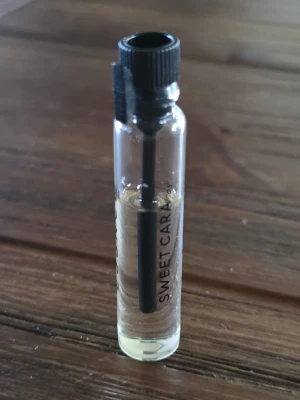 ESSNCE Sweet Cara tester - ESSNCE Sweet Cara 2 ml. Lite mer än halvfull. Luktar jättegott 😊