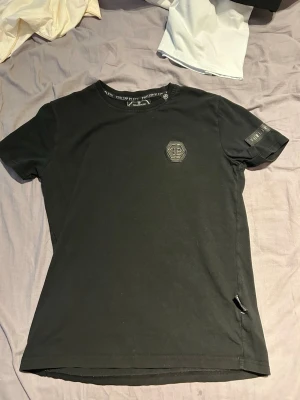 Philipp plein Tshirt - QP Tshirt som är i bra skick. Storlek M på den. Hör av er vid frågor.