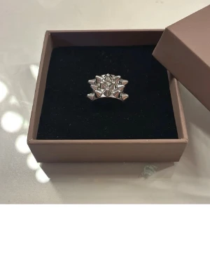 Nitring från edblad - silver nitring från edblad. Säljer pga använder ej längre. Har inga skråmor eller fläckar.