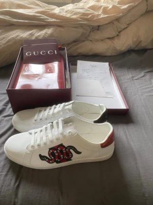 Gucci ace skor 44 - Tjena, skorna är aldrig använda, passar perfekt nu till sommaren, riktigt fina och sköna, kan gå ner i pris vid snabb affär så tveka inte på o höra av dig! /Noah