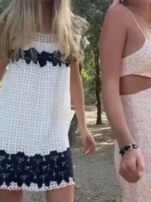 Spets klänning med detaljer från Zara  - Suuuper snygg klänning med spets och detaljer från zara i storlek S , anvdlnd en gång, därav i nyskick ☺️ tryck gärna på köp nu 