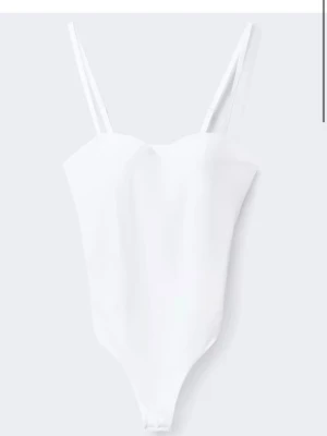 Vit body  - Vit trendig body från gina tricot. Aldrig använd. Endast testad glömde returnera. Avtagbara band. Storlek M. Säljer för 250kr + frakt
