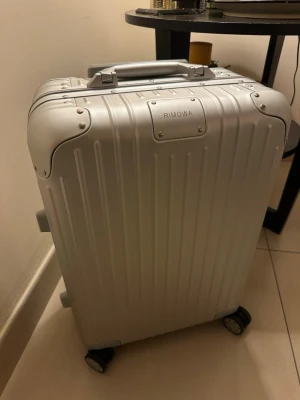 RIMOWA Original Cabin Suitcase - Nästan helt ny resväska. Inga skador och i ny skick. Dm vid intresse !