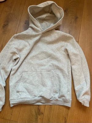 Grå hoodie - Grå hoodie i barnstorlek 170