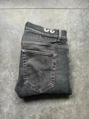 Dondup ritchie jeans  - Tjena, säljer nu dessa riktigt snygga och populära dondup jeansen i modellen ritchie, de är i bra skick utan några större skador, storlek 32, de är någon grå/svart färg, sjukt fet enligt mig, modellen på bilden är 180 cm och väger 65 kg, hör av er vid frågor och funderingar🙌🤝 