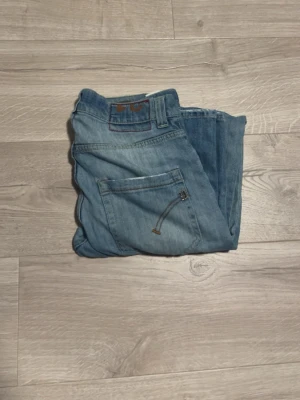 Dondup jeans - Riktigt schyssta dondup jeans för ett väldigt schysst pris: 429kr prutbart, storlek 33. Skriv för mer information. Skick: 8/10