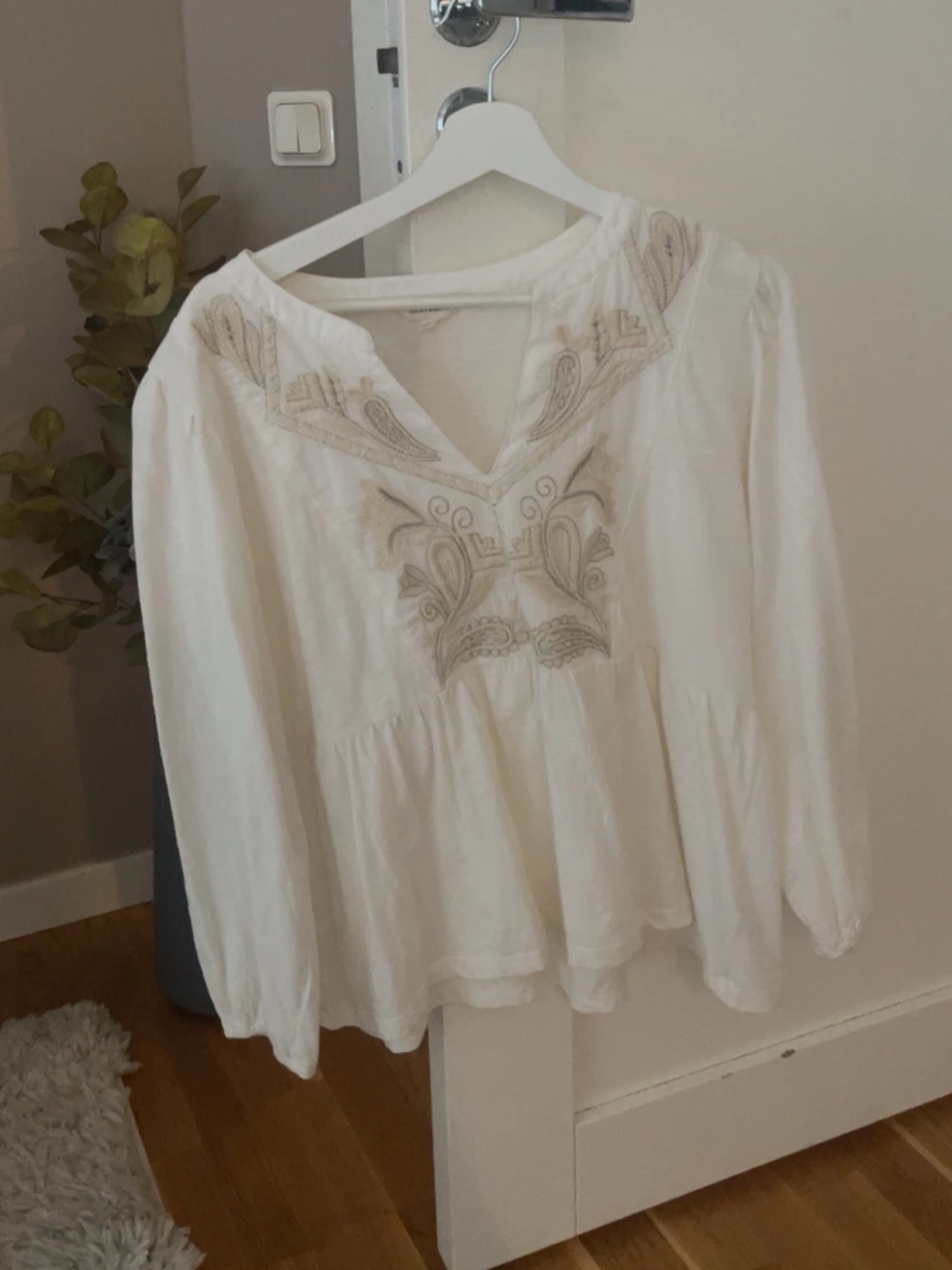 Vit boho-blus med broderi