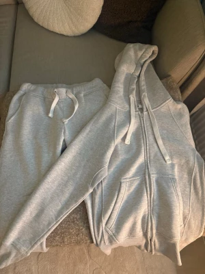 Russemerch - Grått set från Russemerch med både byxor och tröja 