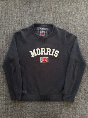 Morris tröja ~ vintage  - Sjukt eftertraktad Morris tröja ~ 2000’s modell som inte längre produceras | st M/true size | Rekomenderad längd mellan 175–185cm | färg marinblå | OBS kan gå ner lite i pris vid snabb affär! 🏄