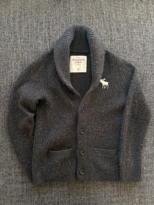 Abercrombie & fitch kofta ~ vintshe - Sjukt eftertraktad Abercrombie & Fitch kofta ~ 2000’s modell som inte längre produceras | st M/true size | Rekomenderad längd mellan 174–184cm | färg grå | OBS: lätt nopprig på vissa partier, vilket är vanligt för vintageplagg | OBS kan gå ner lite i pris vid snabb affär! 🏄