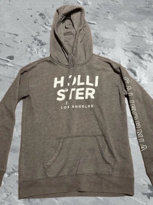 Hollister vintage 2000s hoodie (Limited edition) - Säljer nu denna sjukt snygga Vintage 2000s Hollister hoodie! Passar till allt och har en perfekt passform. Säljs ej längre i butik och är därav mycket eftertraktad😊 passar S perfekt ! Skriv vid funderingar 🤝