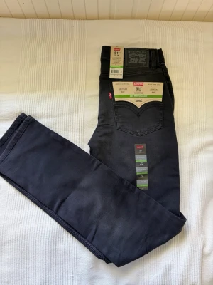 Svarta oanvända Levi jeans - Tjo säljer ett par riktigt fina jeans från Levis då dom ej passar mig. Dom är helt nya och aldrig använda. Nypris runt 700kr