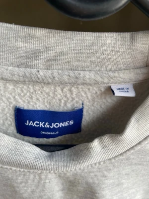 Sweatshirt Jack&Jones - En skön grå sweatshirt från jack&jones i nyskick, riktigt skönt material och passar alla årstider, stl M