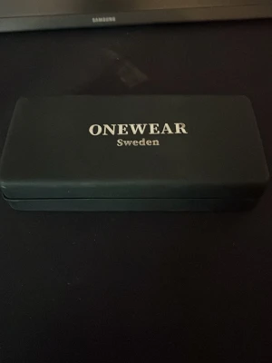 Solglasögon från ONEWear Sweden - Snygga solglasögon från ONEWear Sweden. Kommer med ett svart hårt fodral och en svart tygpåse med logga. Perfekt för att skydda dina shades när du är på språng.