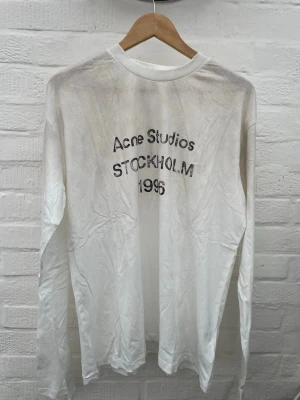 Acne Studios långärmad tröja  - Vit långärmad topp från Acne Studios i Storleken M. Tröjan är helt ny med lappen kvar. Mått: Längd: 74  Axelbredd: 52