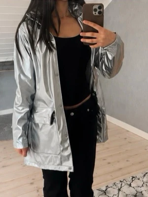 Silver metallic regnjacka med huva - En helt ny regnjacka i silver från Firefly 🤍