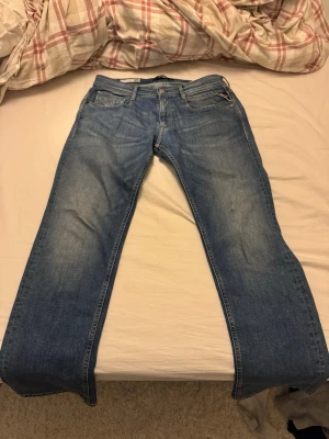 Blå raka jeans från Replay - Säljer ett par klassiska blå jeans från Replay med rak passform och fem fickor. Jeansen har en snygg tvättad look och detaljer som Replay-lapp bak i midjan. Perfekta till en avslappnad stil och tillverkade i slitstarkt denimtyg. Byxorna är knappt använda då dem är förstora. 1050kr nypris 