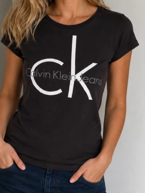 Svart Calvin Klein T-shirt stl XS - Svart t-shirt Calvin Klein med rund halsringning och kort ärm. Jätteskön kvalitet i Modal/bomull. Stl XS, passar en small bra. Använd ett fåtal gånger, är i mkt bra skick, inga defekter.