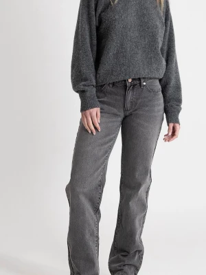 Gråa Abrand Low Straight jeans - Säljer ett par gråa jeans från Abrand i modellen A '99 Low Straight. De har låg midja och raka ben! Jag är 163 och de är lite långa på mig🤗
