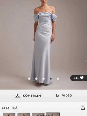 Ljusblå offshoulder balklänning ASOS - Elegant ljusblå långklänning från ASOS med offshoulder-design och draperade korta ärmar. Klänningen har en figurnära passform upptill och faller mjukt längs kroppen. Perfekt för bal eller speciella tillfällen.