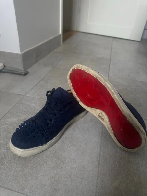 (GE BUD Kan gå ner i pris) loubs -  Tjena! Säjer dessa fina Louboutin skor, skorna är väldigt använda men kommer att bli extrem rengjorda efter nån köpt de, några nitar har lossnat men extra nitar tillkommer även dustbag.