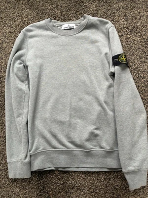 Grå sweatshirt från Stone Island - Snygg grå sweatshirt från Stone Island 