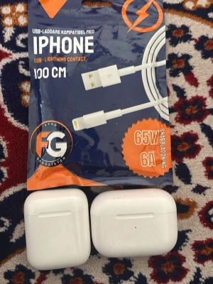 Trådlösa vita in-ear hörlurar - Säljer 2st AirPods, ena är 2 och andra är pro 3. Säljer för att jag behöver inte längre dom men behöver pengar🤑💰.  Airpodsen kommer med en laddare ( Lightning cable ). OBS! Kan bara mötas och i Stockholm!