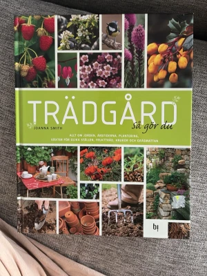 Trädgård så gör du - Joanna Smith - Inspirerande bok om trädgårdsskötsel med färgstarka bilder och praktiska tips om plantering, jord, årstider och växter. Perfekt för dig som vill skapa en grön oas hemma och lära dig mer om fruktträd, krukor och gräsmatta. Ny och oläst.