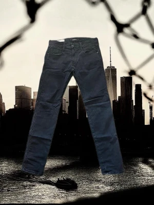 Mörkblå Slim fit jeans från Replay - Modell: Replay Anbass Storlek: W31 L32 Skickas inom 12h 📦✅