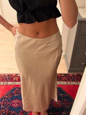 Beige långkjol i satin - Stilren beige långkjol i satin 