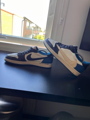 Nike jordan 1 low travis fragment - Säljer ett par Nike Low fragments, väldigt sparsamt använda och en av de bättre batchesen jag köpte dem ifrån! Låda medföljer tyvärr inte.