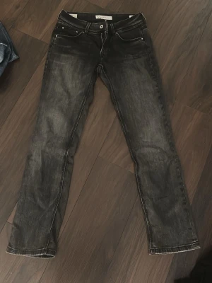 Pepe jeans - Snygga svarta slim fit jeans från pepe jeans med snygga detaljer på fickorna 