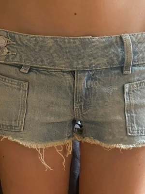 Ljusblå shorts - Säljer ett par ljusblå low waisted shorts från Gina 14+ I storlek xs💕Använda ca 3 gånger men har inga defekter alls🥰 pris kan diskuteras