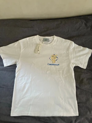 Vit Casablanca t-shirt - Säljer denna T-shirt då jag inte gillade passformen. Plagget är endast testat 1 gång och har aldrig använts (tagg sitter på ) hör gärna av er vid frågor !