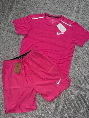 Nike Miller  - Nike Miller set i rosa färg. Mycket bra skick. Lätt och skönt material som passar perfekt för sommaren, träning och träning. Sälja som komplett set. 