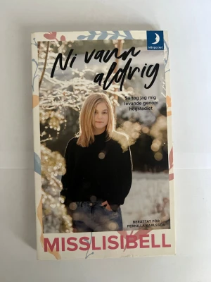 Ni vann aldrig av Misslisibell - En inspirerande pocketbok av Misslisibell, berättad för Pernilla Karlsson. Omslaget har ljusa färger med naturmotiv och ett foto på författaren. Boken handlar om att ta sig igenom högstadiet och mobbning. Perfekt för dig som gillar självbiografiska berättelser.