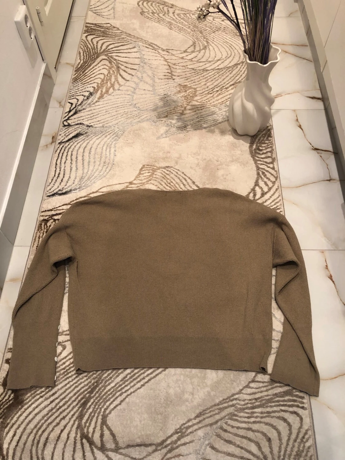 Beige stickad tröja med v-ringning - 1