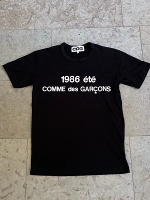 Svart Comme des Garçons t-shirt - Svart t-shirt från Comme des Garçons med vit text  på bröstet | Storlek M men passar S | Helt oanvänd | Hör gärna av er vid frågor!✌🏻