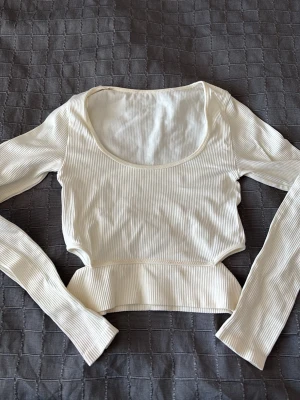 Vit ribbad croppad långärmad topp - Vit kort tröja, bra skick. Vid frågor skriv så svarar jag så snabbt som möjligt! 💌
