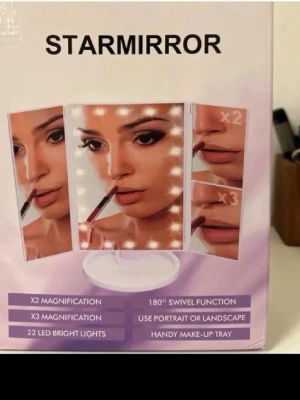 Sminkspegel med LED-ljus från Starmirror - Sminkspegel med 22 starka LED-lampor, x2 och x3 förstoring, 180° svängfunktion och praktisk make-up bricka. Kan användas både stående och liggande. Perfekt för detaljerad makeup och styling.