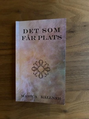 Det som får plats av Marica Källner - Säljer boken 'Det som får plats' av Marica Källner. Mjukpärm med ett abstrakt mönster i beige och rosa toner. Boken innehåller noveller och utforskar kvinnors liv och skrivandets hantverk. Perfekt för dig som gillar kortprosa och textexperiment.