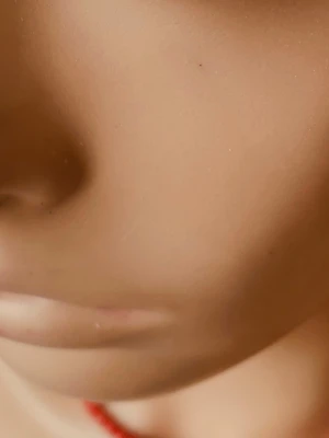 Prisförslag - Silvrig näs piercing med liten sten - Ett stilrent nässmycke i silverfärgad metall med en liten klar sten framtill. Perfekt för dig som vill ha en diskret men ändå glittrande detalj i näsan. Klassisk rak form och enkel design som passar till många stilar.