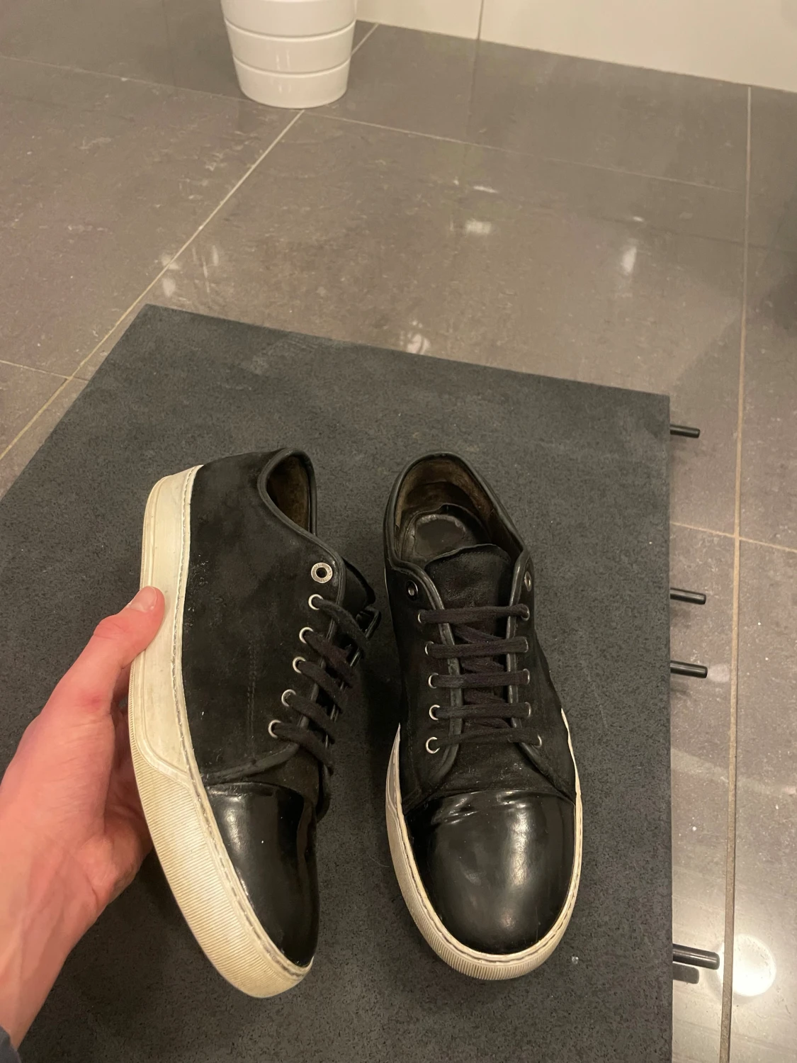 Svarta sneakers med vit sula - 1