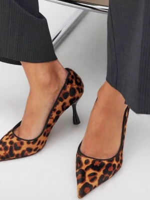 Leopardmönstrade pumps från NA-KD - Snygga pumps med spetsig tå från NA-KD i leopardmönstrat tyg. Skorna har en klassisk klack och svart innersula. Perfekta för dig som vill sticka ut med ett djurmönstrat statement. Materialet är textil med djurprint i bruna och svarta toner.