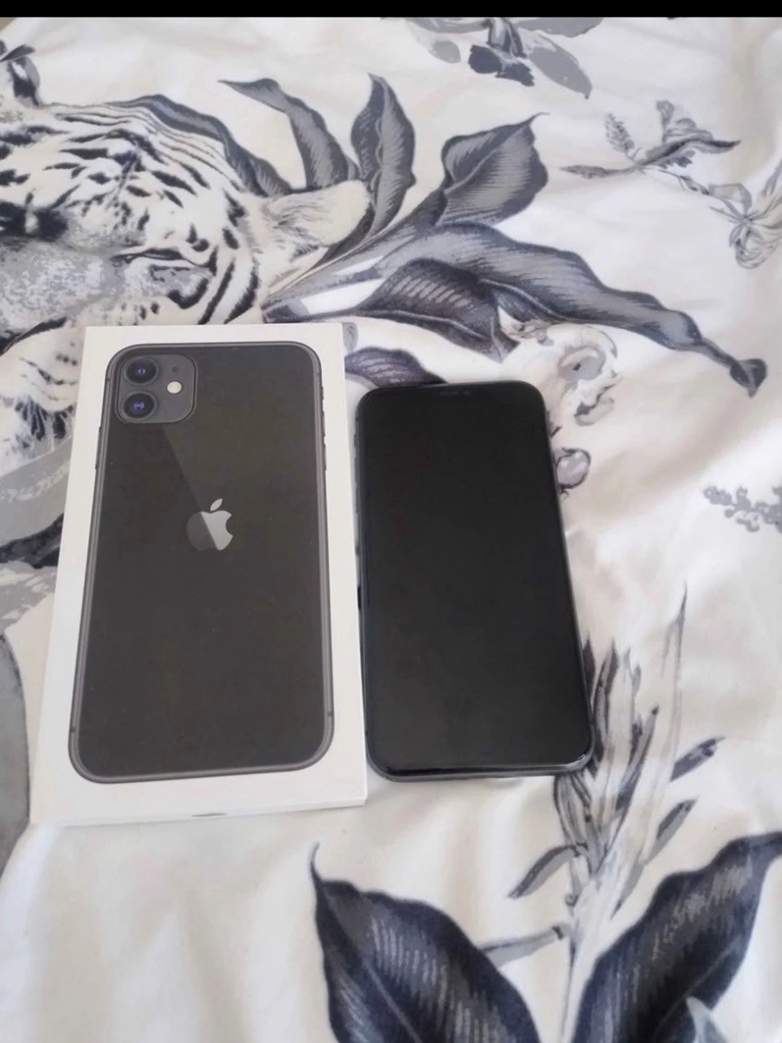 Svart iPhone 11 med originalkartong